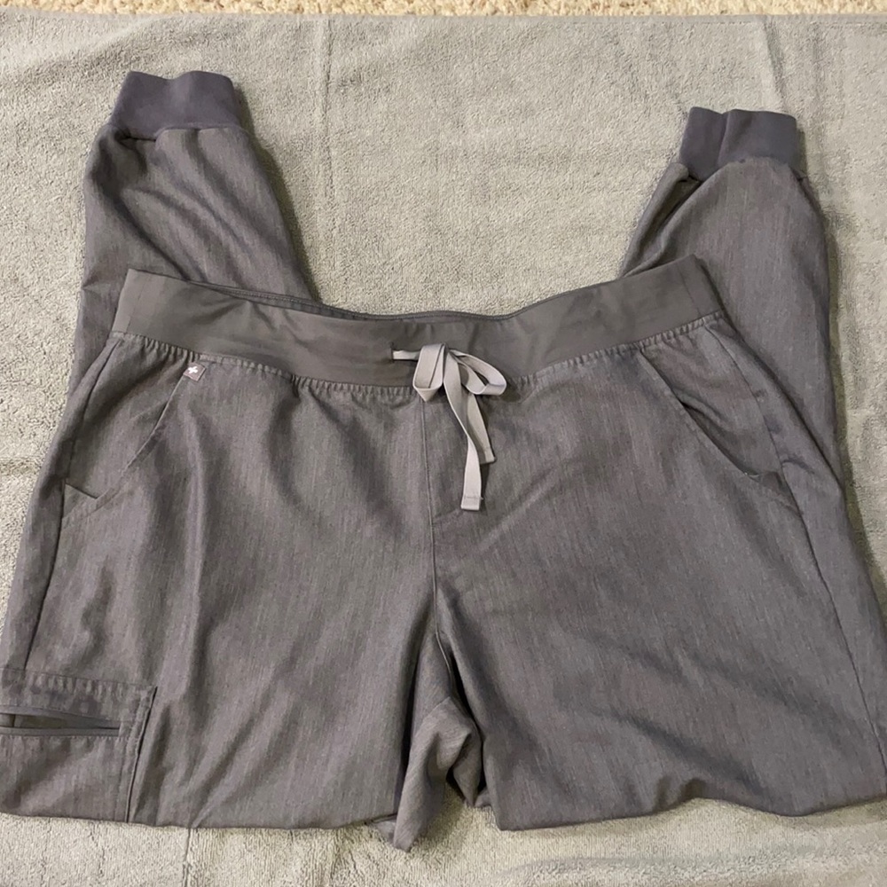 Figs Jogger Scrub Pants in Heather Gray